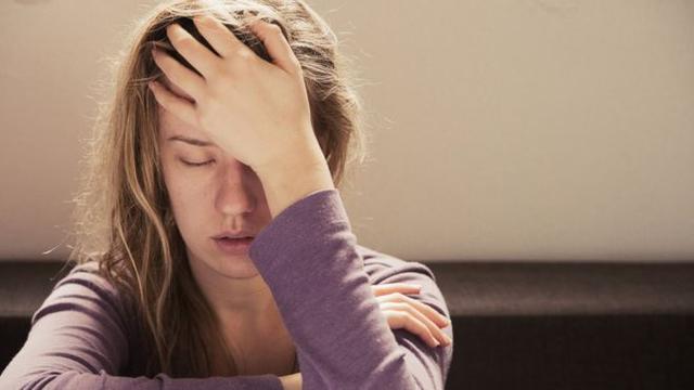 El dolor de cabeza puede desaparecer con un analgésico u obligarnos a quedarnos a oscuras en la cama si se trata de una migraña. (Foto: Getty Images)