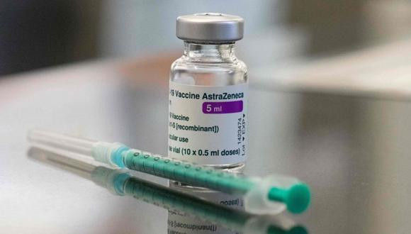 Se ve un frasco que contiene la vacuna Covid-19 de AstraZeneca. (Foto: AFP / THOMAS KIENZLE).