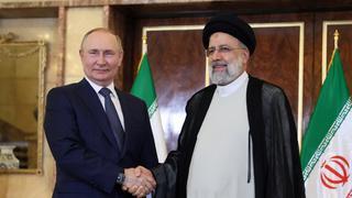 Rusia e Irán, los “amigos y rivales” a los que la guerra y las sanciones parecen acercar