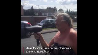 La mujer que asusta con un secador de pelo a conductores apurados