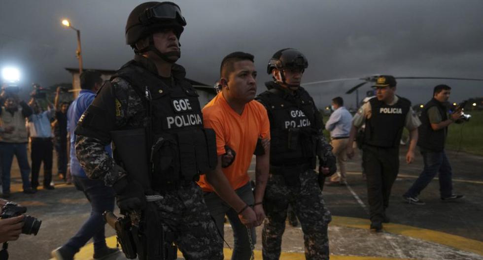 Los líderes de pandillas que operan dentro de la cárcel de Bellavista son trasladados a otras cárceles después de que estalló un motín mortal durante la noche en Santo Domingo de los Tsáchilas, Ecuador.
