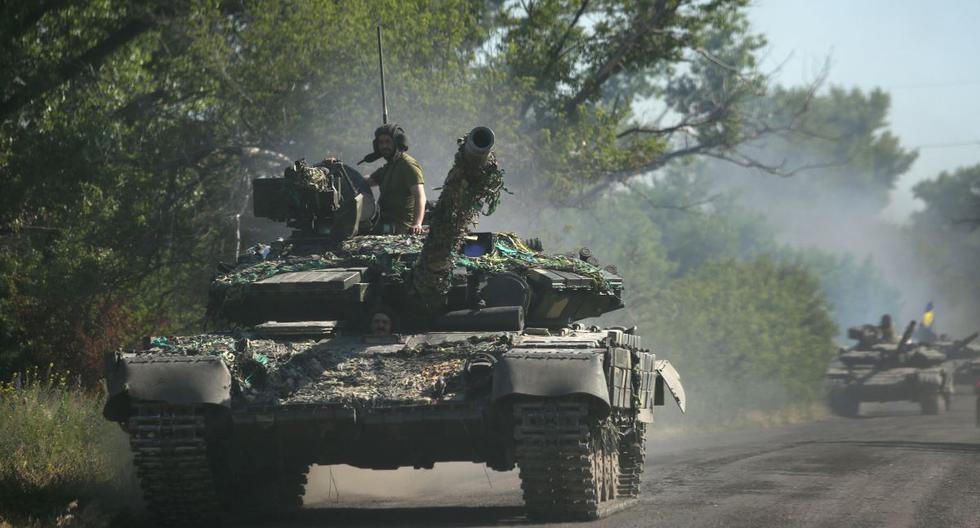 Las tropas de Ucrania se mueven en tanques en una carretera de la región del Donbás, el 21 de junio de 2022, mientras los rusos bombardean Lysychansk y Severodonetsk. (ANATOLII STEPANOV / AFP).