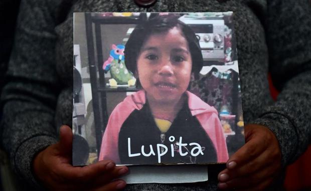 El cuerpo de la menor de solo 4 años apareció envuelto en una manta. Vestía un polo verde y unas medias (calcetas) rojas. (Foto: AFP)