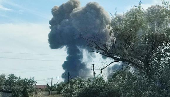 El humo se eleva después de las explosiones en la base aére de Saky el martes por la tarde. (REUTERS).
