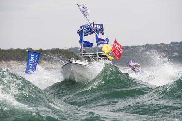 Un barco de partidarios del presidente de Estados Unidos, Donald Trump, sufre las consecuencias de un mar agitado. (Reuters/Bob Daemmrich).