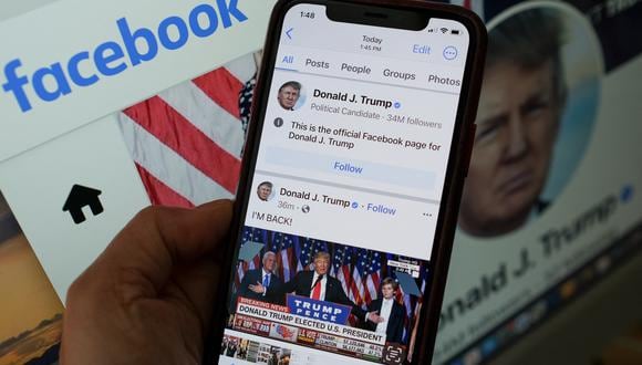 Esta foto ilustrativa muestra la página de Facebook del expresidente Donald Trump en la pantalla de un teléfono inteligente en Los Ángeles. (Foto: Chris DELMAS / AFP)