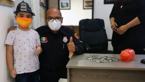 El pequeño Isidro Cristo rompió su alcancía e hizo una especial donación a los bomberos de Nuevo León. (Foto: Facebook)