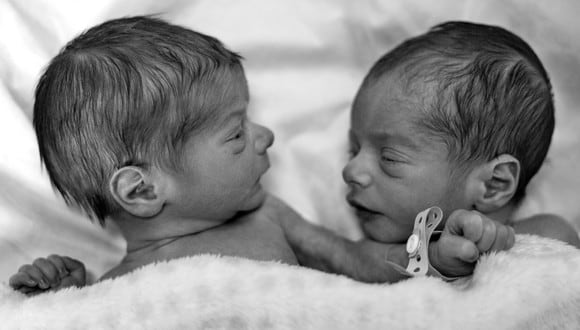 Si hablamos de los gemelos, el vínculo especial que comparten desde su formación en el vientre es algo completamente inexplicable. (Foto: Pexels/Referencial)
