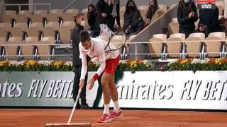 Novak Djokovic ayudó a limpiar la cancha en pleno partido de Roland Garros | VIDEO