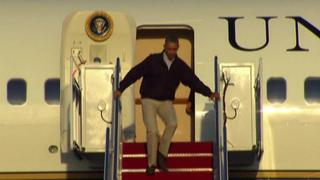 El "resbalón" de Obama al bajar de avión presidencial [VIDEO]