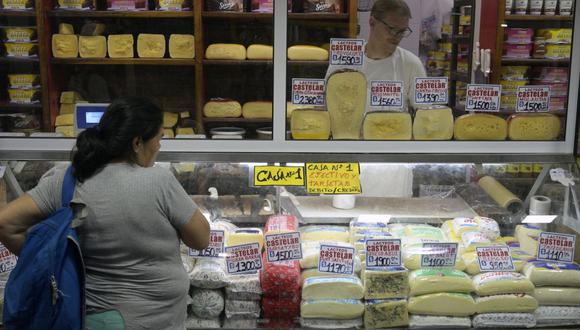Una mujer compra queso en un puesto del Mercado Central de Buenos Aires. Imagen de archivo (Foto por JUAN MABROMATA / AFP)