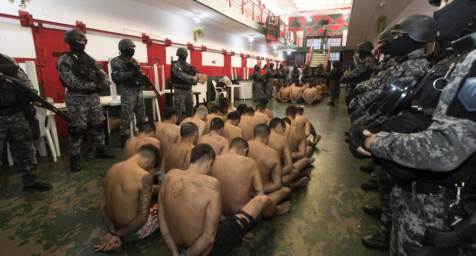 Esta fotografía difundida por el gobierno de Santa Fe, en Argentina, muestra a reclusos custodiados por miembros del Grupo de Operaciones Penitenciarias Especiales (GOEP) mientras realizaban una requisa en la Unidad Penitenciaria N° 11 en Piñero. (Foto: AFP).