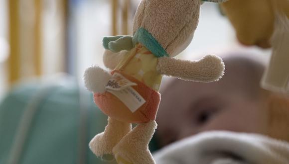 Padres rechazan que su bebé reciba “sangre vacunada” contra el covid en Nueva Zelanda. (Foto referencial, ALAIN JOCARD / AFP).