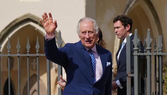 Imagen de archivo | El rey Carlos III de Gran Bretaña sonríe mientras se va después de asistir al Servicio de Mattins de Pascua en la Capilla de San Jorge, Castillo de Windsor, el 9 de abril de 2023. (Foto de Yui Mok / POOL / AFP)