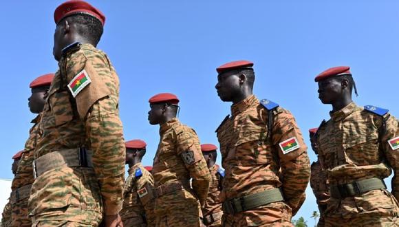 Soldados de Burkina Faso participan en una ceremonia de clausura de entrenamiento militar en Jacqueville, Costa de Marfil, el 14 de marzo de 2023. (Foto referencial de AFP)