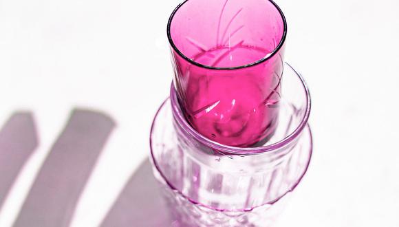 Apilar vasos es común para ahorrar espacio, pero estos pueden quedar encajados y sin separarse. (Foto: Pexels)