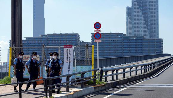 Agentes de policía vigilan los accesos a la Villa Olímpica, en Tokio. (Foto: EFE/EPA/FRANCK ROBICHON)