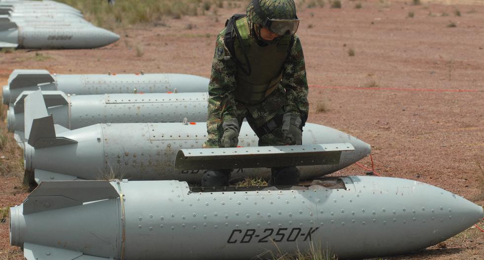 Un experto en desactivación de bombas del ejército colombiano abre el contenedor de una bomba de racimo CB-250K de fabricación chilena, el 7 de mayo de 2009. (Foto referencial, LUIS RAMÍREZ / AFP).