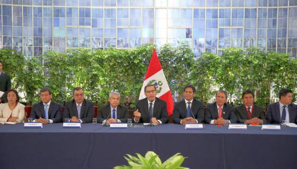 En Palacio de Gobierno, el presidente Vizcarra y otros miembros del Ejecutivo recibieron a nueve gobernadores regionales y cerca de 60 autoridades locales electas. La reunión de trabajo continuará hoy (Foto: Andina)