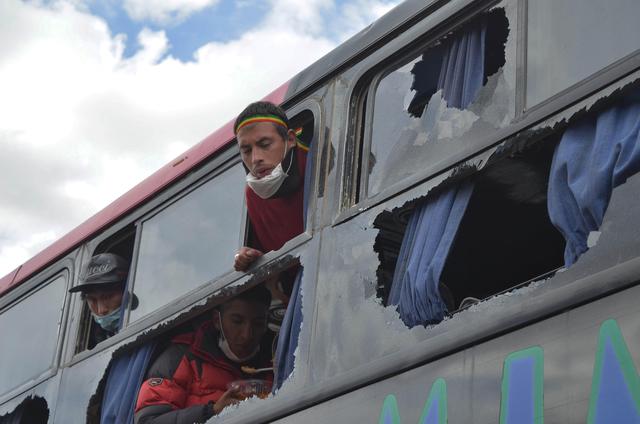 Universitarios que se dirigían a La paz en una caravana de autobuses fueron atacados por simpatizantes de Evo Morales y tuvieron que retornar a Oruro. (EFE/Emilio Castillo).