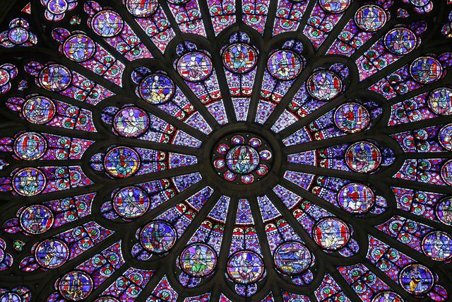 Los vitrales de Notre Dame aún conservan algunos paneles originales. (AFP).