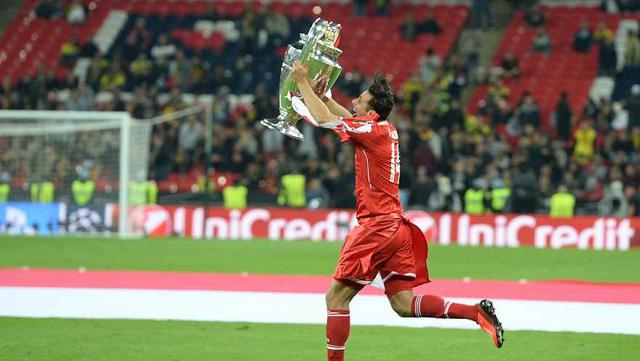 Pizarro se paseó por Wembley con la bandera peruana tras conseguir la Champions League bajo la dirección de Jupp Heynckes en la temporada 2012-2013. (Foto: AFP)
