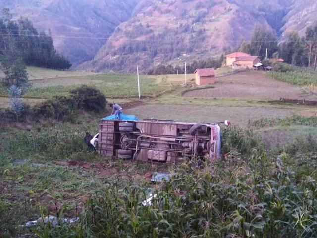 Volcadura de un ómnibus interprovincial dejó al menos 18 heridos. (Foto: Real Noticias/Andina)