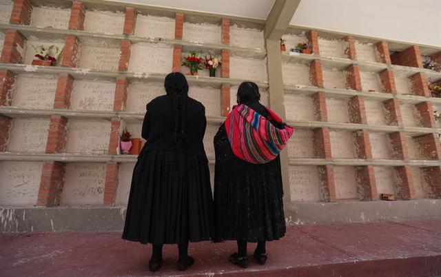 Familiares de fallecidos por COVID-19 visitan los nichos, este miércoles, en el Cementerio General de La Paz (Bolivia). (Foto: EFE/Martin Alipaz)