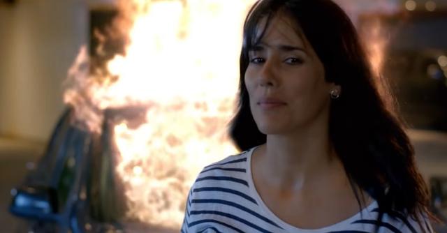 En "Recontraloca", Gianella Neyra es Adriana, una mujer sumisa al borde de un ataque de estrés por los constantes abusos de las personas que la rodean.