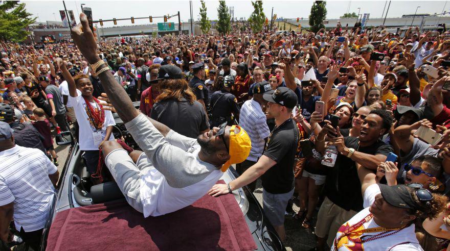 NBA: espectacular desfile de Cavaliers ante miles de fanáticos - 10