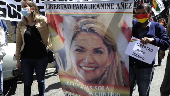 Partidarios de la expresidenta interina boliviana Jeanine Anez en una manifestación exigiendo justicia y su liberación de la cárcel frente al Centro Penitenciario de Mujeres de Miraflores, en La Paz, el 18 de agosto de 2021. ( Foto de JORGE BERNAL / AFP)