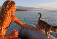 La gata que navega alrededor del mundo junto a su dueña