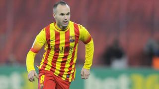 Iniesta sufrió contusión y salió del campo por prevención