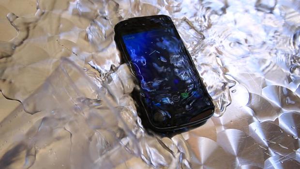 Tu teléfono móvil es resistente al agua? Qué hacer (y qué no hacer) si tu  teléfono Android se moja - Cepymenews