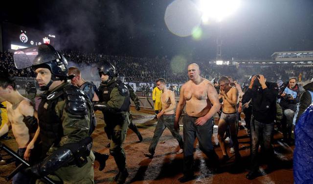 Los ultras de Belgrado y Partizan tuvieron una terrible pelea dentro del campo de juego que obligó a la intervención policial. Se reportaron numerosas personas heridas. | Foto: Difusión.