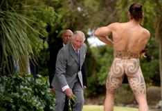 Príncipe Carlos fue fotografiado junto a guerrero maorí y la imagen se vuelve viral