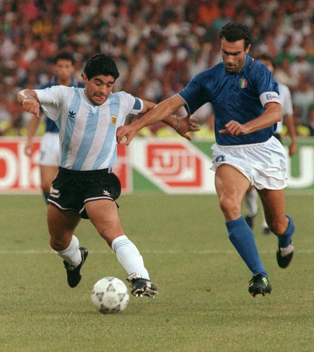Diego Maradona esulta durante la partita contro l'Italia ai Mondiali 1990 |  Foto: AFP