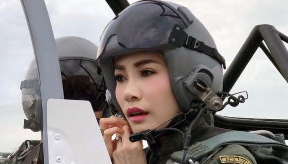 Sineenat Wongvajirapakdi, quien tiene instrucción de piloto, fue nombrada "consorte real" del rey de Tailandia el pasado julio. (EPA).