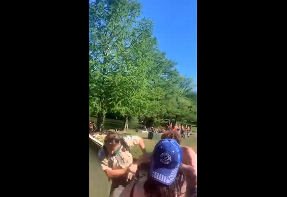 Un joven empuja al guardabosques. La autoridad cae pero lo jale y ambos se mojan en el lago. (Foto: Captura Facebook)