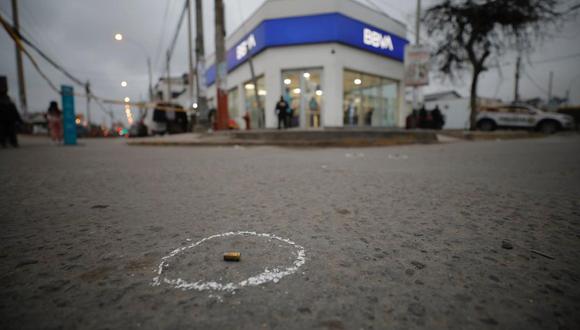 Los ladrones huyeron en una lujosa camioneta con lunas polarizadas. (Foto: Joel Alonzo / @photo.gec)