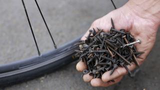 El ‘pincha-llantas’ de Chorrillos: sujeto arroja clavos en ciclovías para beneficiar a talleres