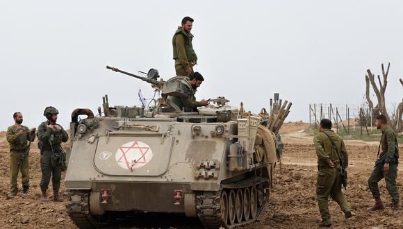 Soldados israelíes alrededor de un vehículo blindado en medio de batallas en curso entre Israel y el grupo militante palestino Hamás, el 28 de diciembre de 2023. (Foto de JACK GUEZ / AFP)