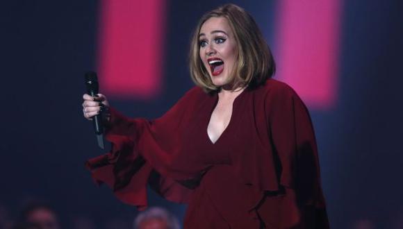 Adele ayuda a fanática a pedirle matrimonio a su pareja [VIDEO]