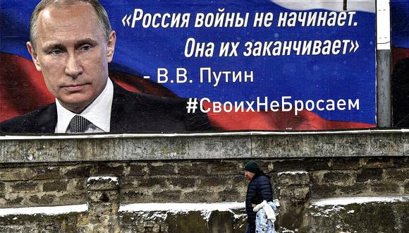 &quot;Rusia no inicia las guerras, las termina&quot;, se lee en un cartel de Vladimir Putin en Simferopol, Crimea, el 10 de marzo. (REX FEATURES)