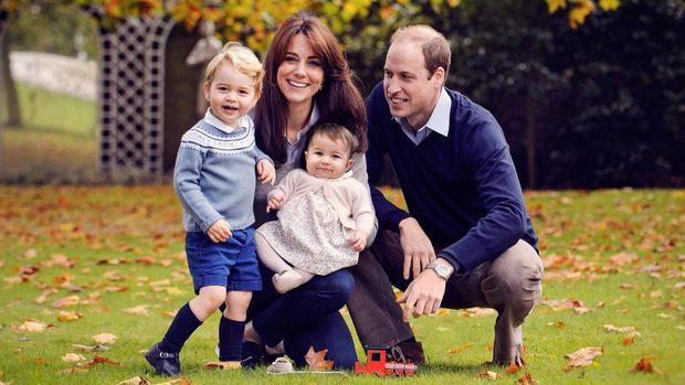 La familia de los príncipes, en el palacio de Kensington. (PA MEDIA).