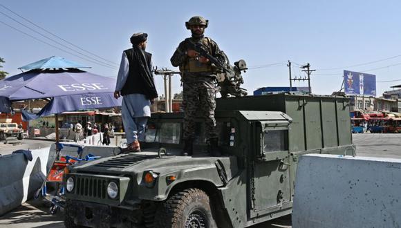 Un combatiente talibán Badri, una unidad de "fuerzas especiales", monta guardia en un vehículo Humvee en la puerta de entrada principal del aeropuerto de Kabul en Kabul el 28 de agosto de 2021, luego de la impresionante toma militar de Afganistán por los talibanes. (Foto: WAKIL KOHSAR / AFP).