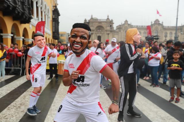 Hinchas de la selección peruana se reunieron en la Plaza de Armas de Lima para ver en pantalla gigante el encuentro que se desarrolló en Gotemburgo (Suecia). (Lino Chipana / El Comercio)