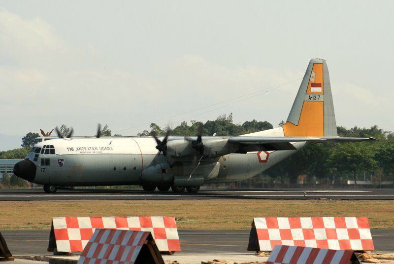 Un grupo compuesto por 130 soldados de la Fuerza Aérea de Indonesia que habían participado en el desfile conmemorativo del Día de las Fuerzas Armadas fallecieron al estrellarse el avión Hércules C-130 en el que viajaban. 
