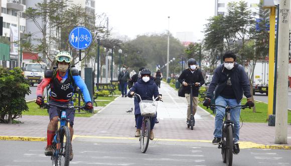 El dominical Cuarto Poder informó que sujetos inescrupulosos solo necesitan de una cizalla para apoderarse de las bicicletas que sus dueños dejan estacionadas en diversos puntos de la capital. (Foto: GEC)