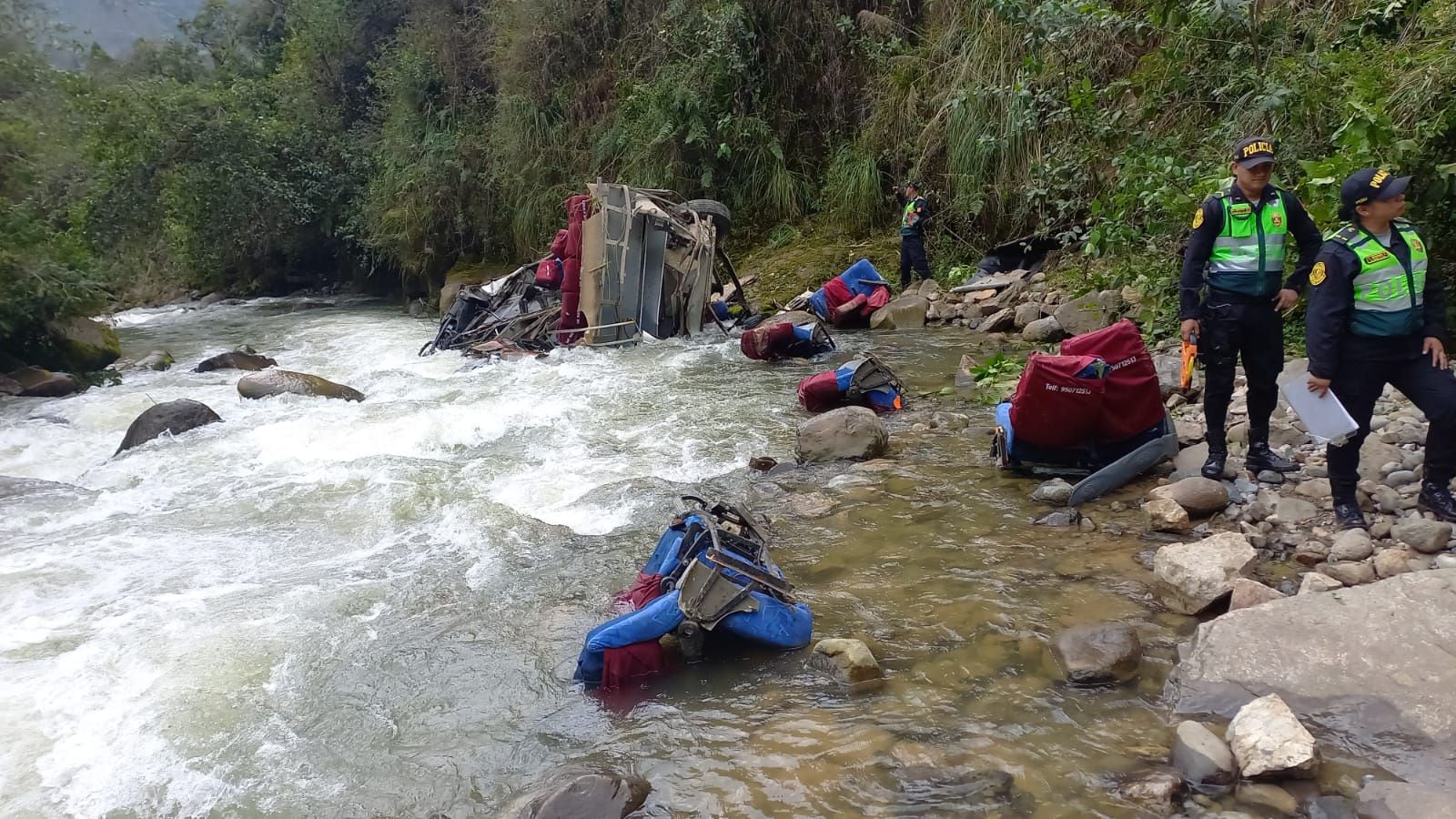 La unidad cayó cerca de 200 metros tras salirse de la vía hacia Sorochuco. Cerca de 25 pasajeros fallecieron. Foto: PNP.